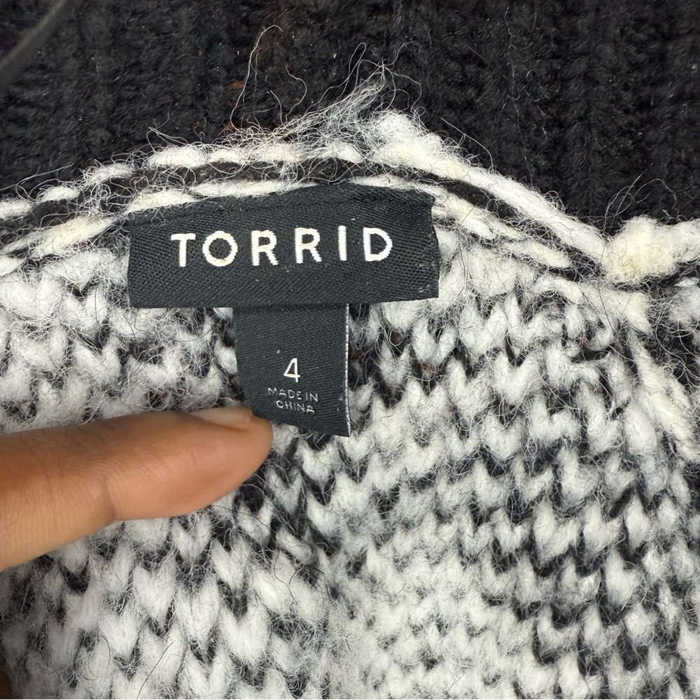 Torrid size 4 (26) Black and White Houndstooth Button Down Cardigan - Picture 2 of 8